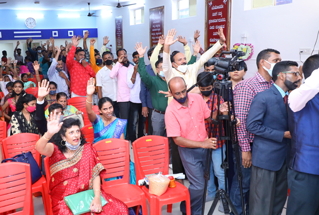 Grace Ministry Celebrates Christmas 2021 with Pomp and Grandeur on 17th Friday, December at its Prayer centre in Valachil, Mangalore. Hundreds gathered at the program and celebrated Xmas with Bro Andrew Richard and family.  